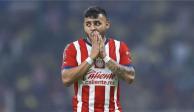 Alexis Vega se lamenta durante un partido de Chivas en la Liga MX.