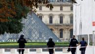 Elementos de la policía de Francia al exterior del Museo del Louvre.