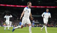 Harry Kane celebra con Marcus Rashford tras anotar el tercer gol de Inglaterra durante el encuentro de la eliminatoria a la Euro 2024 ante Italia en el Estadio de Wembley
