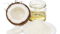 El aceite de coco es conocido por sus beneficios en la piel y cabello.