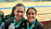 Yareli Salazar y Jessica Salazar con sus medallas de plata y oro, respectivamente, en los Juegos Panamericanos 2023.