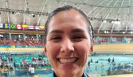 Yareli Salazar sonríe con su medalla de plata conseguida en los Juegos Panamericanos 2023.