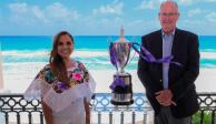 La gobernadora Mara Lezama recibe la copa del Torneo WTA Finals en Cancún.