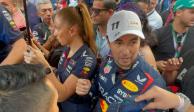 Checo Pérez es rodeado de algunos aficionados después de la Práctica 2 del Gran Premio de México 2023.