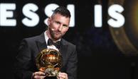 Lionel Messi posa con su octavo Balón de Oro