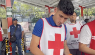 Uriel Antuna fue aplaudido por apoyar al personal de la Cruz Roja que&nbsp;arma los paquetes de despensa para los afectados por Otis.