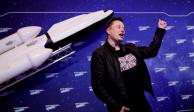 El propietario de SpaceX y director ejecutivo de Tesla, Elon Musk, hace gestos después de llegar a la alfombra roja para el premio Axel Springer, en Berlín, Alemania, el 1 de diciembre de 2020