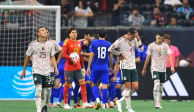 Jugadores de la Selección Mexicana se lamentan tras el empate contra Uzbekistán en septiembre pasado.
