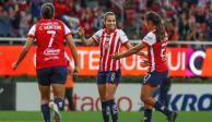 Futbolistas de Chivas festejan un gol en la Liga MX Femenil.