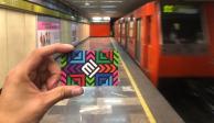Una Tarjeta de Movilidad Integrada, fotografiada en una estación frente a un tren del Metro