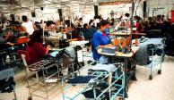 Maquiladora donde mujeres trabajan en la fabricación de pantalones
