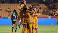 Futbolistas de Tigres festejan un gol en la Liga MX Femenil.