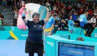 Claudia Pérez festeja tras haber logrado el oro en para tenis de mesa en los Juegos Parapanamericanos Santiago 2023.