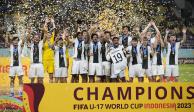 Futbolistas de Alemania festejan tras su coronación en el Mundial Sub 17 celebrado en Indonesia.