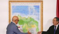 El presidente de la Asamblea Nacional, Jorge Rodríguez (izquierda), y el presidente de la Comisión Especial para la Defensa de Guyana Esequibo, Hermann Escarra, se dan la mano después de revelar el nuevo mapa de Venezuela que incluye el territorio del Esequibo, una franja de tierra administrada y controlada por Guyana pero reclamada por Venezuela, en Caracas, Venezuela, el viernes 8 de diciembre de 2023