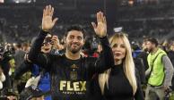 Carlos Vela celebra con su esposa, Saioa Cañibano, tras la victoria del LAFC ante Houston Dynamo en la final de la Conferencia Oeste de la MLS.