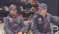 Checo Pérez y Max Verstappen durante una dinámica de preguntas y respuestas.