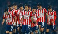 Futbolistas de Chivas después de su eliminación en los cuartos de final del Apertura 2023 frente a Pumas.