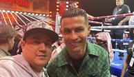 Eddy Reynoso se tomó la foto del recuerdo con Cristiano Ronaldo en un evento de box en Arabia Saudita.