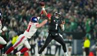 El quarterback de los Philadelphia Eagles Jalen Hurts lanza el balón bajo presión del linebacker de los New York Giants Micah McFadden en la NFL