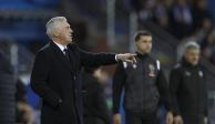 Carlo Ancelotti, entrenador del Real Madrid, da instrucciones desde la línea de banda durante el partido de futbol ante Deportivo Alavés