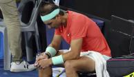 El español Rafael Nadal luce preocupado entre juegos en su partido de cuartos de final frente a  Jordan Thompson, de Australia, durante el torneo de tenis Brisbane