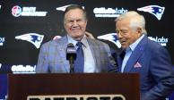 Bill Belichick, acompañado de Robert Kraft, propietario de los New England Patriots, en la conferencia de prensa en la que se anunció el fin de su relación con el equipo de la NFL.