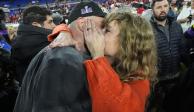 Taylor Swift besa a Travis Kelce, el ala cerrada de los Kansas City Chiefs, tras el juego por el campeonato de la Conferencia Americana de la NFL