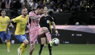 Lionel Messi dispara a la portería del Al-Nassr, que se impuso 6-0 al Inter Miami en un partido amistoso efectuado en Arabia Saudita.