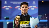 El mexicano Osmar Olvera Ibarra posa con la medalla de oro tras conquistar la prueba de trampolín de 1 metro durante el Campeonato Mundial de Natación que se realiza en Doha, Qatar