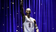 Kobe Bryant, una de las grandes leyendas de la NBA, fue inmortalizado con una estatua de bronce.