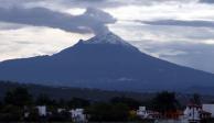 Aerolíneas suspenden operaciones por actividad del Popocatépetl.