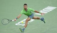 Novak Djokovic devuelve un tiro contra Luca Nardi en el torneo Indian Wells