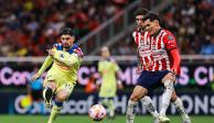 ​Una acción del duelo de ida de los octavos de final de la Concachampions entre Chivas y América