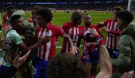 Jugadores del Atlético de Madrid festejan uno de sus goles contra el Inter de Milán en la vuelta de octavos de final de Champions League.