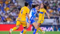 Diana García disputa un balón con Maricarmen Reyes durante el duelo de la Jornada 11 de la Liga MX Femenil entre Rayadas y Tigres.