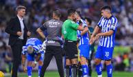 El árbitro Adonai Escobedo muestra la tarjeta roja a Jorge Rodríguez en el duelo de la Fecha 13 de la Liga MX entre Monterrey y Chivas.