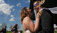 Multitudes celebran el eclipse solar con boda masiva en Estados Unidos.