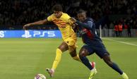 Lamine Yamal lucha por un balón con Nuno Mendes en la ida de cuartos de final de Champions League entre PSG y Barcelona.