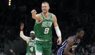 Kristaps Porzingis, de los Boston Celtics, celebra un triple en la primera mitad del partido de la NBA ante los Kings