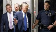 El magnate Donald Trump, al ingresar a la sala del tribunal de Manhattan, en Nueva York, ayer.