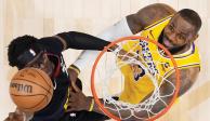 Reggie Jackson y LeBron James pelean el balón en el Juego 2 de la NBA.