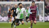 Mohamed Salah y Edson Álvarez pelean por el balón en el West Ham vs Liverpool de la Premier League