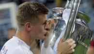 Toni Kroos celebra con la Champions League. El mediocampista del Real Madri anuncia su retiro