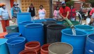Trabajadores de pipas de agua llenaron botes con el vital líquido a vecinos de la Unidad Habitacional Minas Polvorilla Acapatzingo, alcaldía Iztapalapa debido al corte de agua por las obras realizadas en Cutzamala