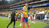 James Rodríguez felicita a Luis Díaz después del gol que el futbolista del Liverpool le anotó a Panamá en la victoria de Colombia en los cuartos de final de la Copa América 2024.