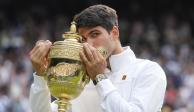 Carlos Alcaraz besa el trofeo que lo acredita como campeón de Wimbledon 2024.