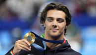 Thomas Ceccon, de Italia, celebra su oro en los Juegos Olímpicos París 2024