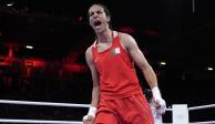 Imane Khelif celebra su triunfo sobre la húngara Luca Anna Hamori en los cuartos de final del boxeo femenil de París 2024.