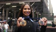 La gimnasta estadounidense y medallista olímpica Jordan Chiles muestra sus medallas tras el cierre del Nasdaq MarketSite, en Times Square, Nueva York